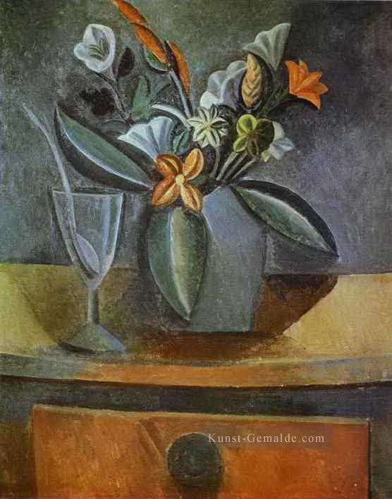 Blumen in einem grauen Krug und Weinglas mit Löffel 1908 Kubismus Pablo Picasso Ölgemälde